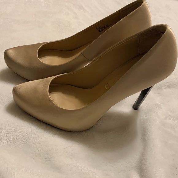 BCBG champagne colour satin pumps, size 6, black heels - Picture 4 of 6